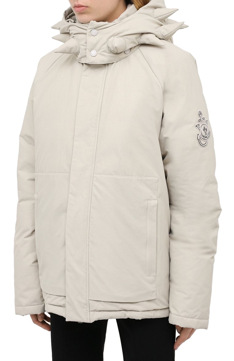 Женский пуховик MONCLER GENIUS светло-бежевого цвета, арт. F2-09E-1B504-40-V0135 | Фото 3 (Материал внешний: Синтетический материал, Хлопок; Материал подклада: Синтетический материал; Длина (верхняя одежда): Короткие; Материал утеплителя: Пух и перо; Рукава: Длинные; Кросс-КТ: Пуховик; Материал сплава: Проставлено; Драгоценные камни: Проставлено)