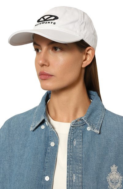 Хлопковая бейсболка VETEMENTS белого цвета по цене 43950 руб., арт. UA66CA100W, фото 3 Хлопковая бейсболка VETEMENTS, арт. UA66CA100W, фото 3