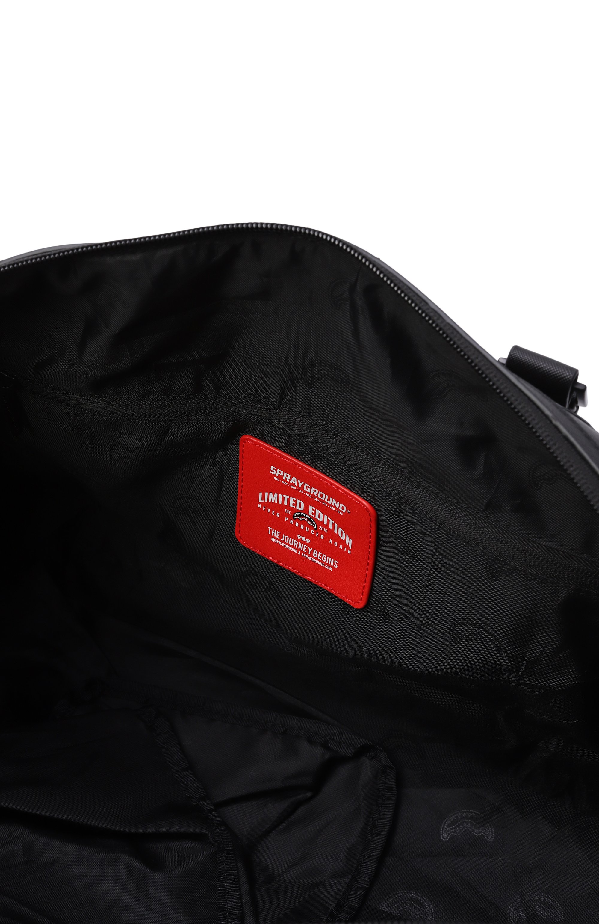 Дорожная сумка the journey begins SPRAYGROUND черного цвета по цене 33450 руб., арт. 910D8287NSZ/CARG0 PATCHES DUFFLE, фото 3 Дорожная сумка the journey begins SPRAYGROUND, арт. 910D8287NSZ/CARG0 PATCHES DUFFLE, фото 3