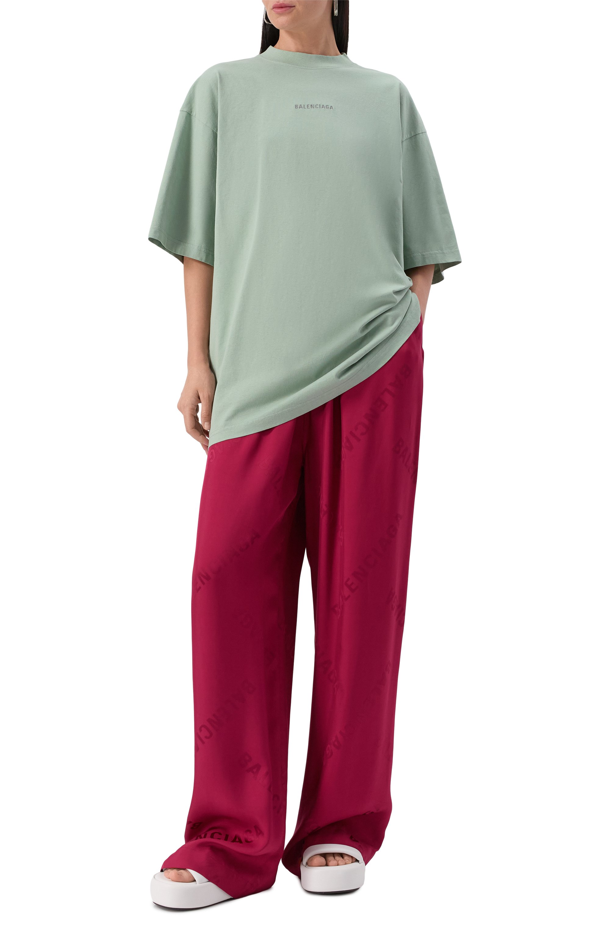 Атласные брюки BALENCIAGA бордового цвета по цене 188500 руб., арт. 681822/T0013, фото 2 Атласные брюки BALENCIAGA, арт. 681822/T0013, фото 2