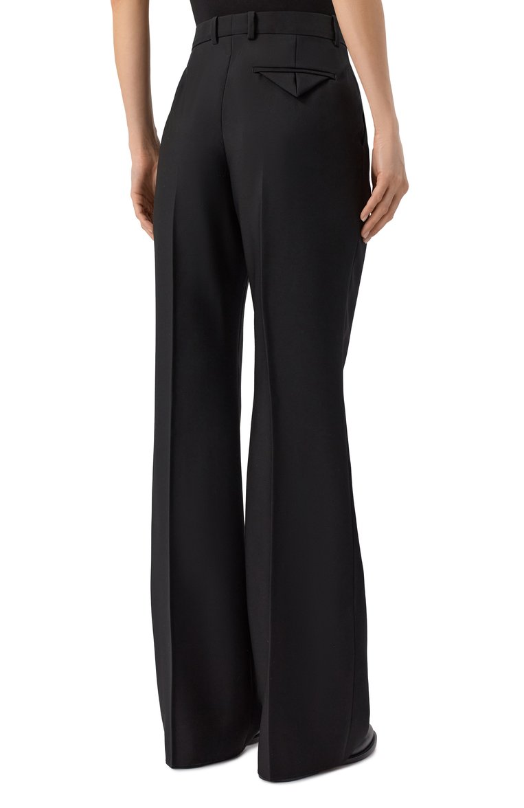 Женские шерстяные брюки BOTTEGA VENETA черного цвета, арт. 820099/V0B30 | Фото 4 (Длина (брюки, джинсы): Удлиненные; �Материал внешний: Шерсть; Автоматизация ТО: Проставлено; Автоматизация состава: Проставлено; Женское Кросс-КТ: Брюки-одежда; Случай: Формальный; Силуэт Ж (брюки и джинсы): Расклешенные; Стили: Классический; Кросс-КТ: костюм)