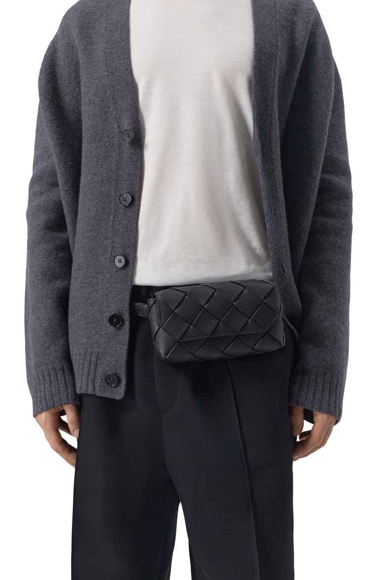 Мужская поясная сумка diago BOTTEGA VENETA черного цвета, арт. 805773 V4FV1 | Фото 2 (Ремень/цепочка: На ремешке; Материал: Натуральная кожа; Размер: mini; Случай: Повседневный; Стили: Классический)
