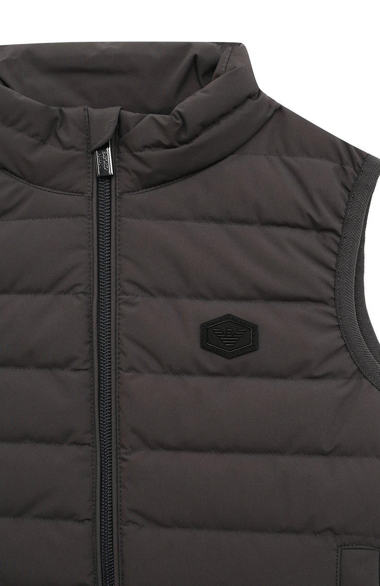 Детский пуховый жилет EMPORIO ARMANI серого цвета, арт. 8N4BQ1/1NLRZ | Фото 3 (Материал подклада: Синтетический материал; Материал внешний: Синтетический материал; Материал утеплителя: Пух и перо; Мальчики Кросс-КТ: Верхняя �одежда; Драгоценные камни: Проставлено; Материал сплава: Проставлено; Нос: Не проставлено; Рукава: Без рукавов; Ростовка одежда: 10 - 11 лет | 140 - 146см, 13 - 15 лет | 158 см, 16 лет | 164 см, 4 года | 104 см, 5 лет | 110 см, 6 лет | 116 см, 7 лет | 122 см, 8 лет | 128 см)