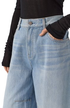 Женские джинсы HELMUT LANG голубого цвета, арт. 010DW204 | Фото 5 (Материал сплава: Проставлено; Длина (брюки, джинсы): Укороченные; Драгоценные камни: Проставлено; Силуэт Ж (брюки и джинсы): Широкие; Материал внешний: Деним, Хлопок; Детали: Делаве; Стили: Кэжуэл; Кросс-КТ: Деним)