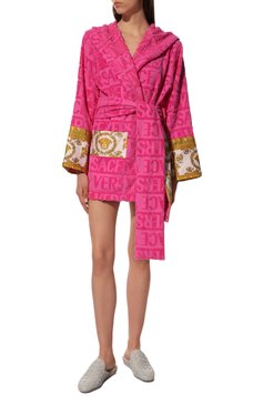 Женский хлопковый халат VERSACE фуксия цвета, арт. ZACJ00019/ZC0SP052 | Фото 2 (Материал внешний: Хлопок; Материал сплава: Проставлено; Нос: Не проставлено; Региональные ограничения белый список (Axapta Mercury): Не проставлено)