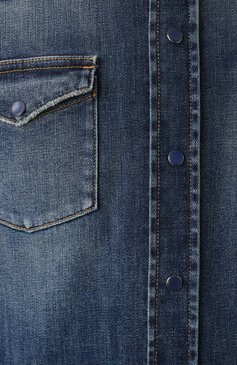 Мужская джинсовая рубашка DOLCE & GABBANA темно-синего цвета, арт. G5JC8D/G8GW9 | Фото 6 (Рукава: Длинные; Материал сплава: Проставлено; Длина (для топов): Стандартные; Материал внешний: Хлопок, Деним; Драгоценные камни: Проставлено; Стили: Кэжуэл; Манжеты: На кнопках; Принт: Однотонные; Случай: Повседневный; Рубашки М: Slim Fit; Кросс-КТ: Деним; Воротник: Акула)