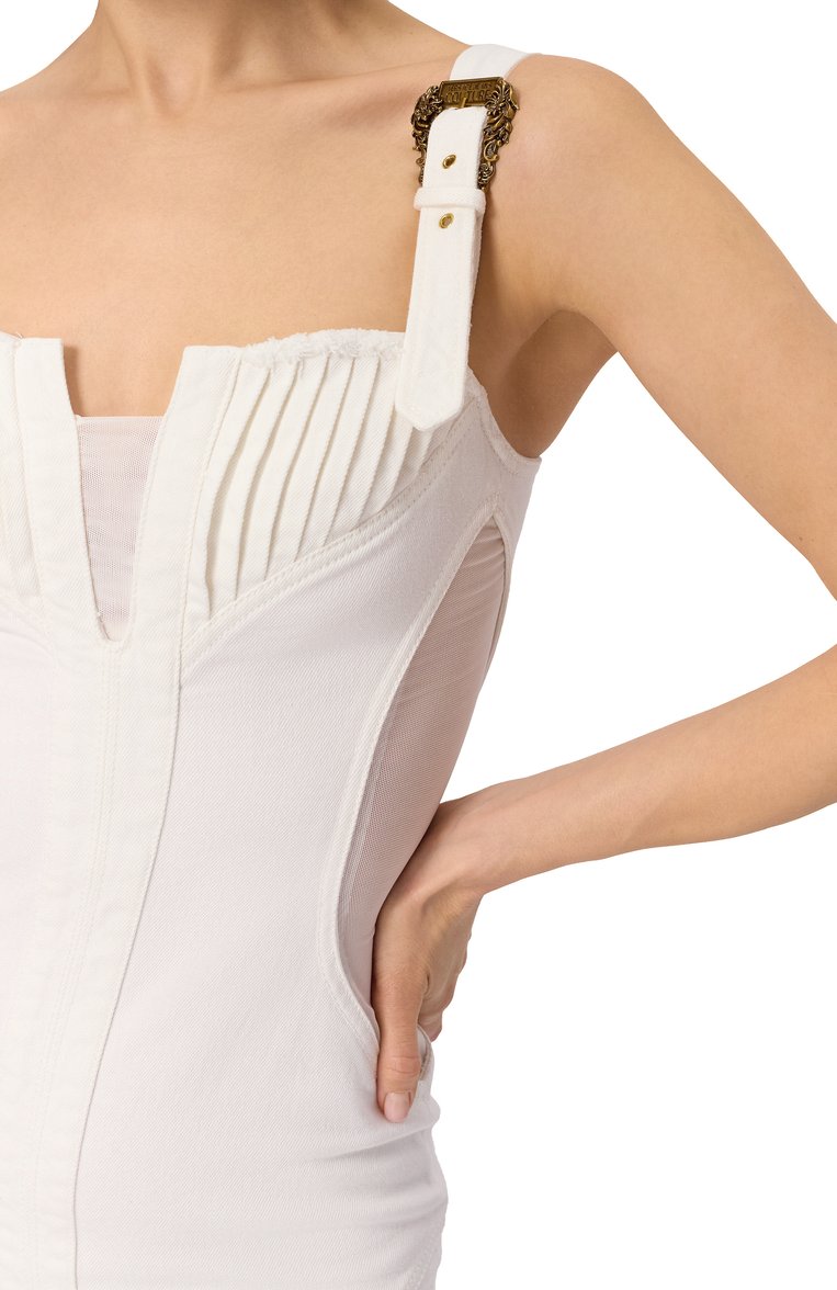 Женское джинсовое платье VERSACE JEANS COUTURE белого цвета, арт. 78HA0951/EW015TC2 | Фото 5 (Автоматизация состава: Проставлено; Материал внешний: Хлопок, Деним; Длина Ж (юбки, платья, шорты): Миди; Автоматизация ТО: Проставлено; Женское Кросс-КТ: Платье-одежда, платье-футляр; Случай: Коктейльный; Кросс-КТ: Деним; Рукава: На бретелях; Стили: Гламурный)