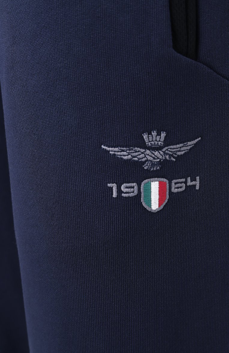 Мужские хлопковые джоггеры AERONAUTICA MILITARE темно-синего цвета, арт. PF965F581 | Фото 6 (Длина (брюки, джинсы): Стандартные; Материал сплава: Проставлено; Материал внешний: Хлопок; Драгоценные камни: Проставлено; Стили: Спорт-шик, Кэжуэл; Силуэт М (брюки): Джоггеры)
