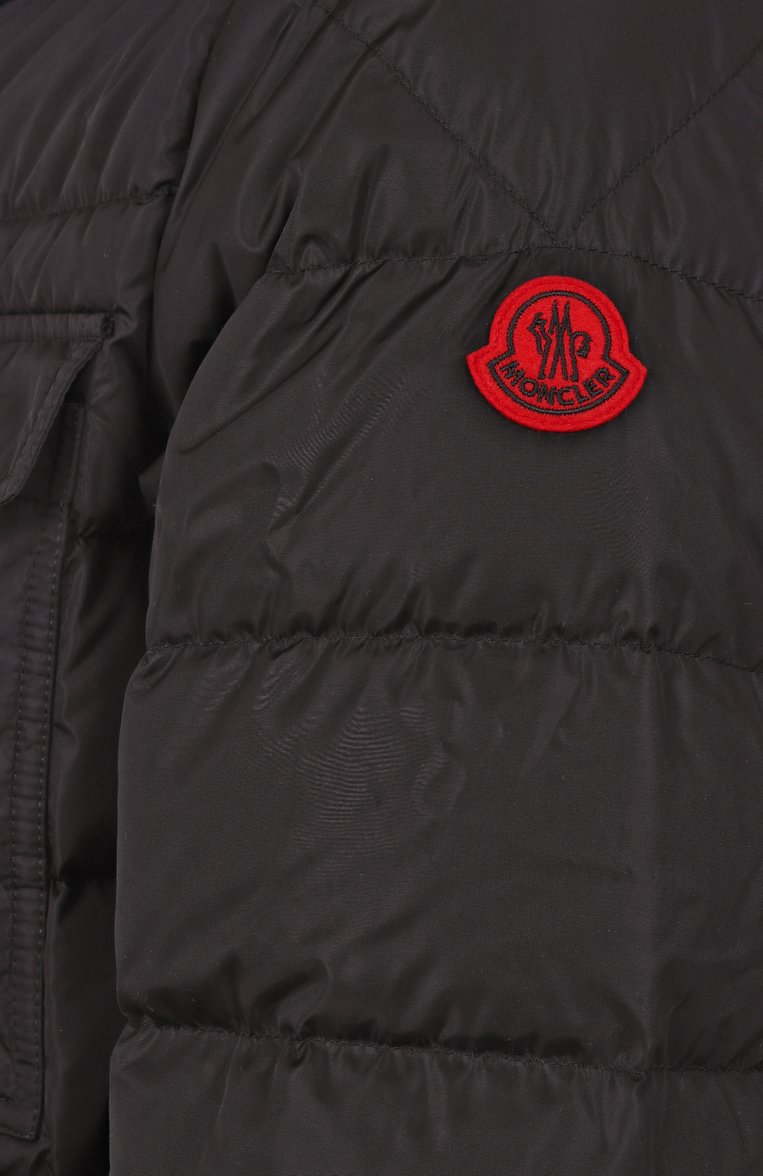 Мужская пуховая куртка MONCLER черного цвета, арт. 1B51E00/539ZD | Фото 6 (Длина (верхняя одежда): Короткие; Материал внешний: Синтетический материал; Материал утеплителя: Пух и перо; Рукава: Длинные; Материал подклада: Синтетический материал; Мужское Кросс-КТ: Куртка-пуховая, пуховик-короткий; Кросс-КТ: Пуховик, Куртка; Стили: Кэжуэл)