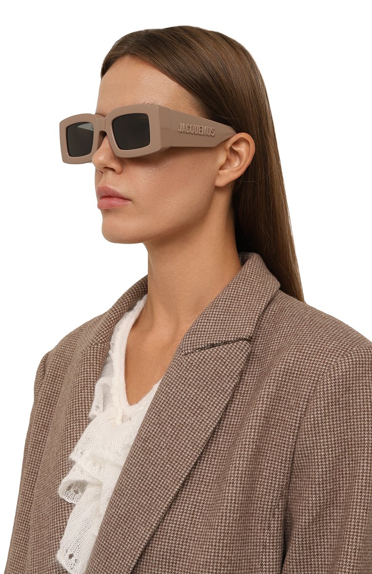 Женские солнцезащитные очки JACQUEMUS бежевого цвета, арт. LES LUNETTES TUPI LIGHT BR0WN | Фото 2 (Региональные ограничения белый список (Axapta Mercury): Не проставлено; Нос: Не проставлено; Тип очков: С/з; Кросс-КТ: С/з-унисекс; Материал: Пластик; Оптика Гендер: оптика-унисекс; Очки форма: Прямоугольные)