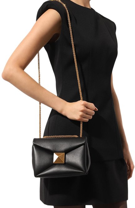 Женская сумка one stud small VALENTINO черного цвета, арт. 2W2B0K21HHX 098 | Фото 2 (Материал: Натуральная кожа; Драгоценные камни: Проставлено; Материал сплава: Проставлено; Ремень/цепочка: На ремешке; Размер: small)