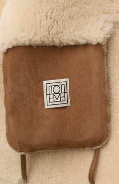 Женская дубленка из овчины TOTEME бежевого цвета, арт. 251-WR0876-LE0107 | Фото 7 (Материал внешний: Натуральный мех; Кросс-КТ: Куртка; Длина (верхняя одежда): До середины бедра; Стили: Кэжуэл; Рукава: Длинные)