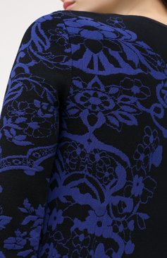 Женское платье из вискозы VALENTINO синего цвета, арт. UB3KDA775N1 | Фото 5 (Рукава: Длинные; Длина Ж (юбки, платья, шорты): Миди; Женское Кросс-КТ: Платье-одежда; Случай: Повседневный; Материал внешний: Вискоза; Нос: Не проставлено)