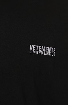 Мужская хлопковая футболка VETEMENTS черного цвета, арт. UE64TR500BW | Фото 5 (Принт: Без принта; Рукава: Короткие, 3/4; �Длина (для топов): Удлиненные; Материал сплава: Проставлено; Материал внешний: Хлопок; Стили: Спорт-шик; Драгоценные камни: Проставлено)