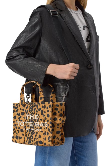 Женская сумка the tote bag small MARC JACOBS (THE) леопардового цвета, арт. 2R4HTT028H03 | Фото 2 (Материал: Текстиль; Материал сплава: Проставлено; Ремень/цепочка: На ремешке; Драгоценные камни: Проставлено; Размер: small)