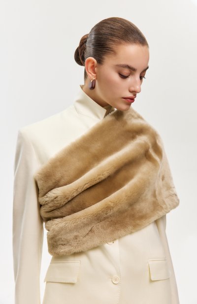 Серьги BOTTEGA VENETA коричневого цвета по цене 161000 руб., арт. 804840/VQ777 2628, фото 4 Серьги BOTTEGA VENETA, арт. 804840/VQ777 2628, фото 4