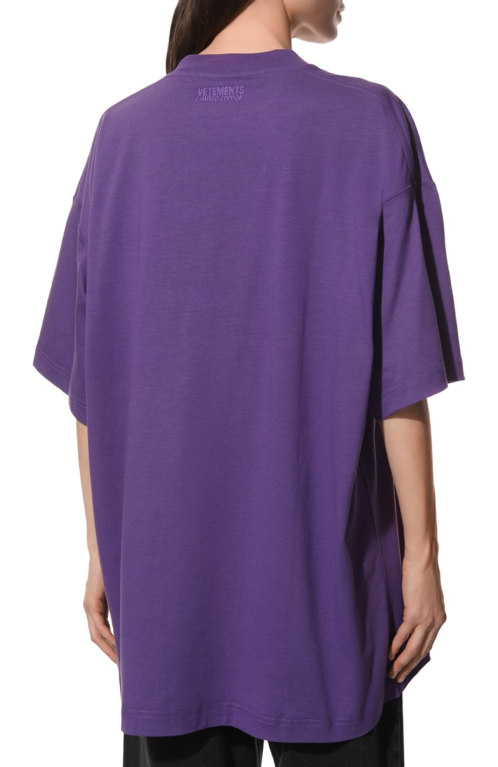 Хлопковая футболка VETEMENTS фиолетового цвета по цене 41300 руб., арт. UA53TR480U, фото 4 Хлопковая футболка VETEMENTS, арт. UA53TR480U, фото 4