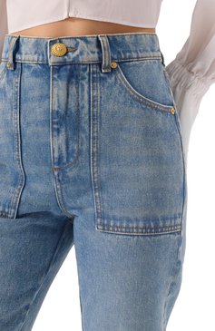 Женские джинсы BALMAIN голубого цвета, арт. EF1MJ115/DF24 | Фото 5 (Драгоценные камни: Проставлено; Длина (брюки, джинсы): Удлиненные; Материал сплава: Проставлено; Кросс-КТ: Деним; Материал внешний: Деним, Хлопок; Детали: Делаве; Стили: Кэжуэл; Силуэт Ж (брюки и джинсы): Расклешенные)