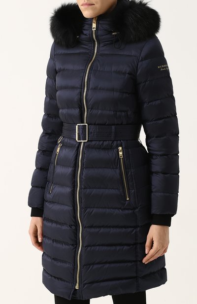 Удлиненный стеганый пуховик с меховой отделкой капюшона и поясом BURBERRY, арт. 4061055, фото 3