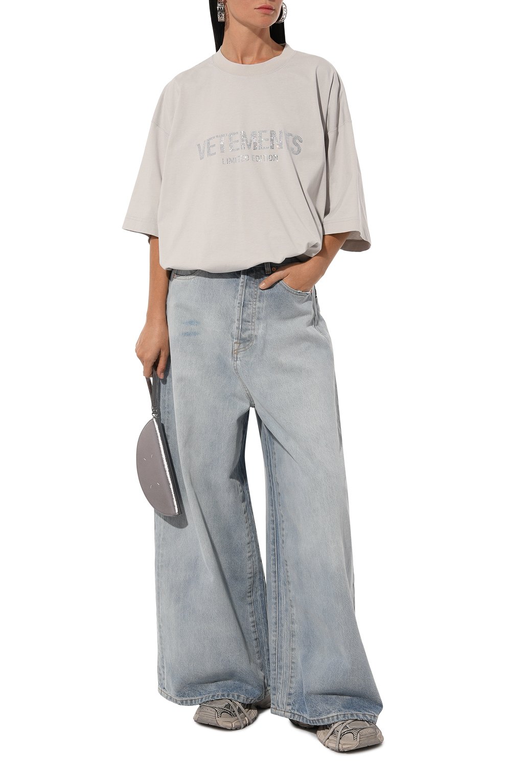 Хлопковая футболка VETEMENTS светло-серого цвета по цене 74350 руб., арт. UA65TR250M, фото 2 Хлопковая футболка VETEMENTS, арт. UA65TR250M, фото 2