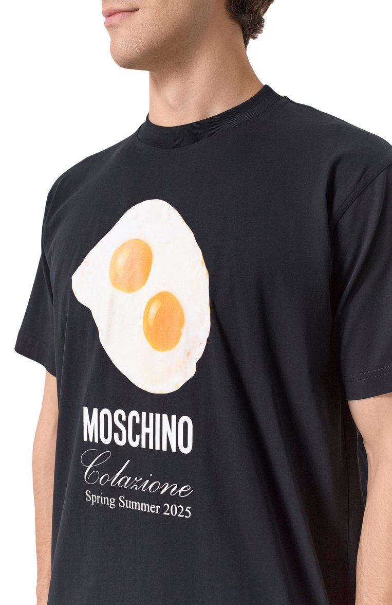 Мужская хлопковая футболка MOSCHINO черного цвета, арт. A0715/0241 | Фото 5 (Длина (для топов): Стандартные; Рукава: Короткие; Материал внешний: Хлопок; Принт: С принтом; Стили: Кэжуэл; Кросс-КТ: Джерси; Мужское Кросс-КТ: Футболка-одежда)
