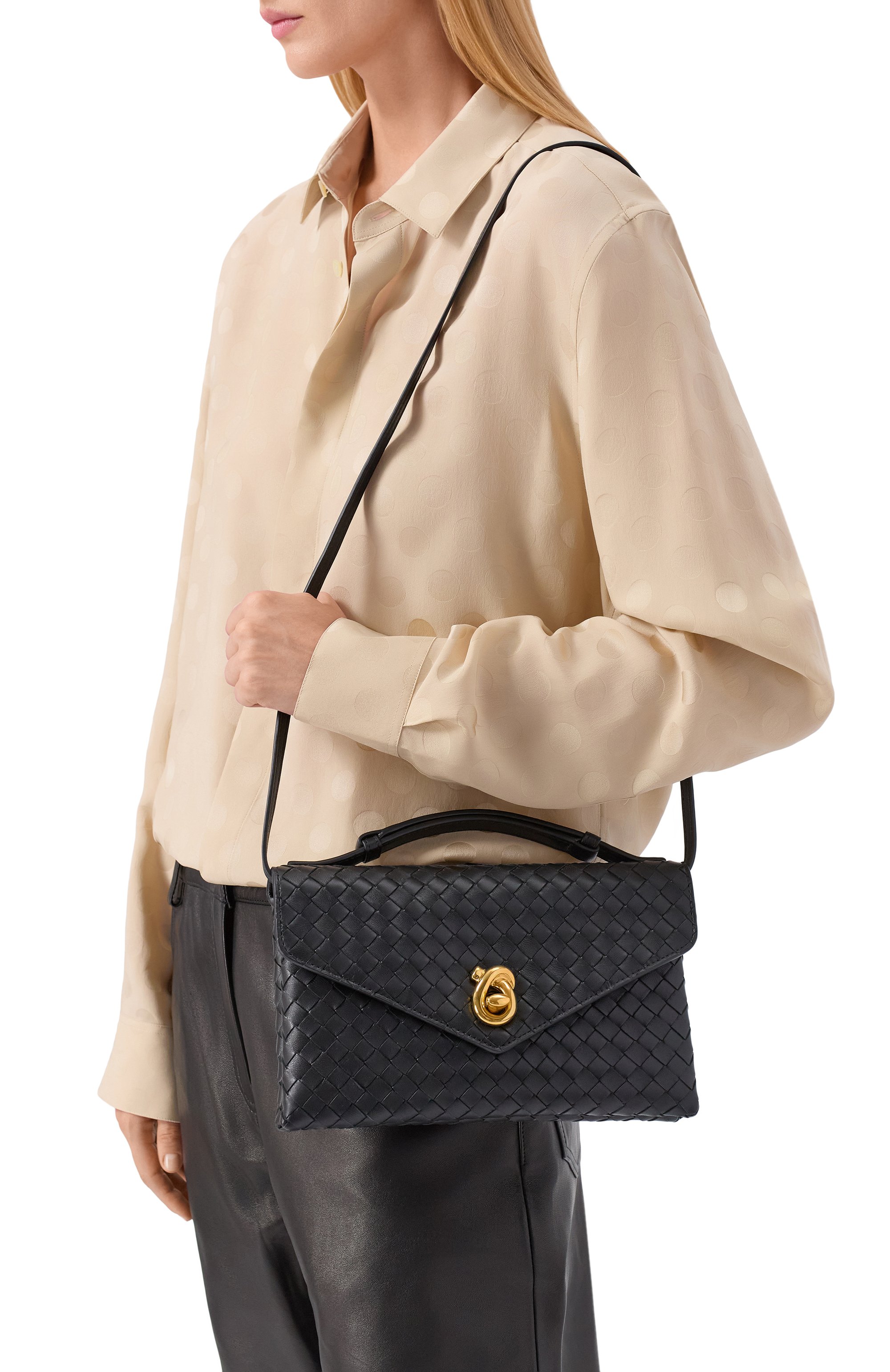 Сумка knot lock BOTTEGA VENETA черного цвета по цене 422500 руб., арт. 817191/V08Z0, фото 2 Сумка knot lock BOTTEGA VENETA, арт. 817191/V08Z0, фото 2