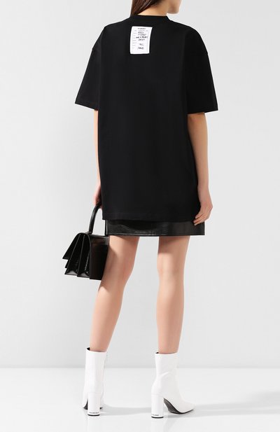 Хлопковая футболка VETEMENTS черного цвета по цене 18800 руб., арт. UAH20TR636/W, фото 2 Хлопковая футболка VETEMENTS, арт. UAH20TR636/W, фото 2