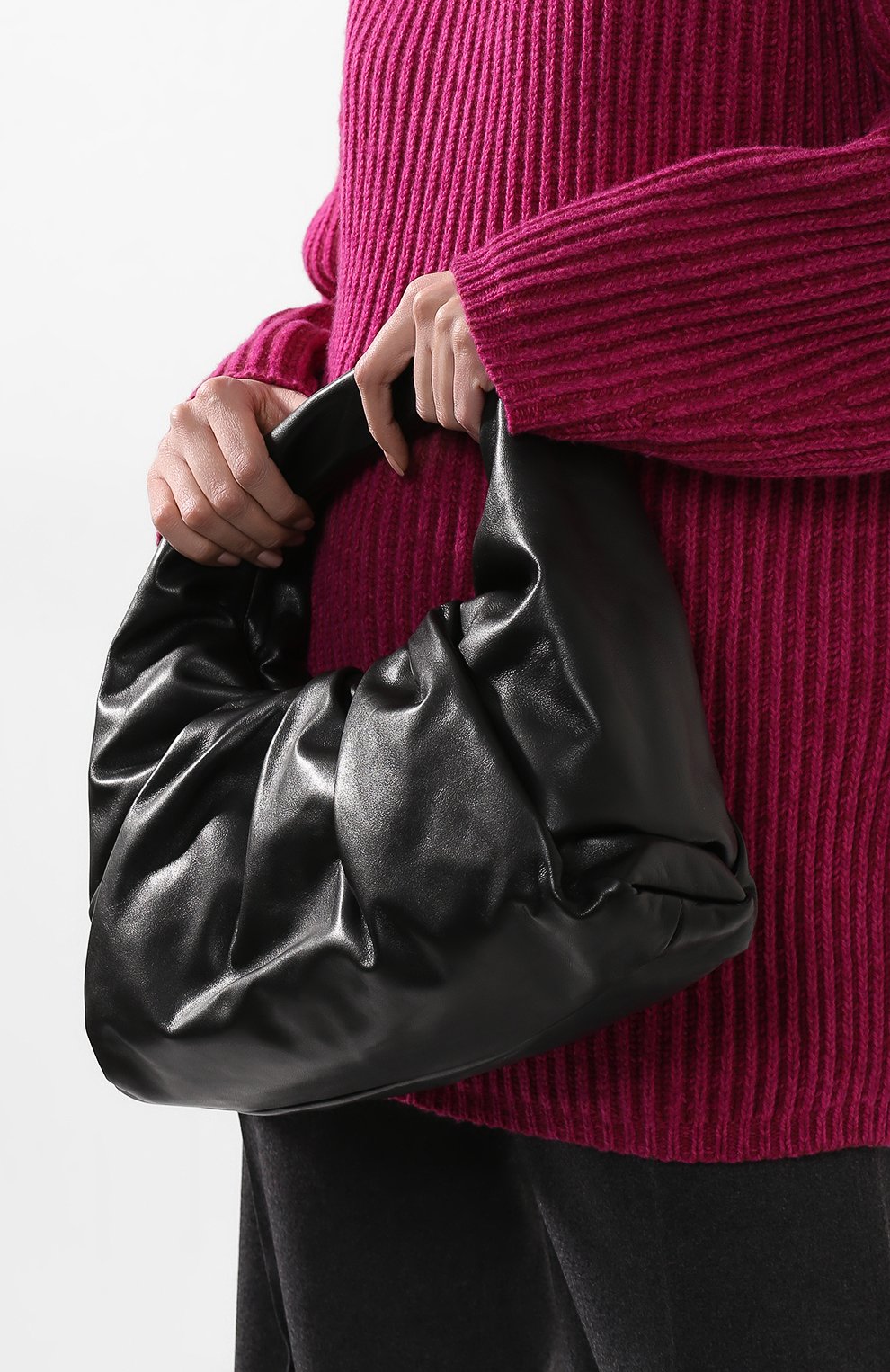 Женская черная сумка shoulder pouch BOTTEGA VENETA купить в