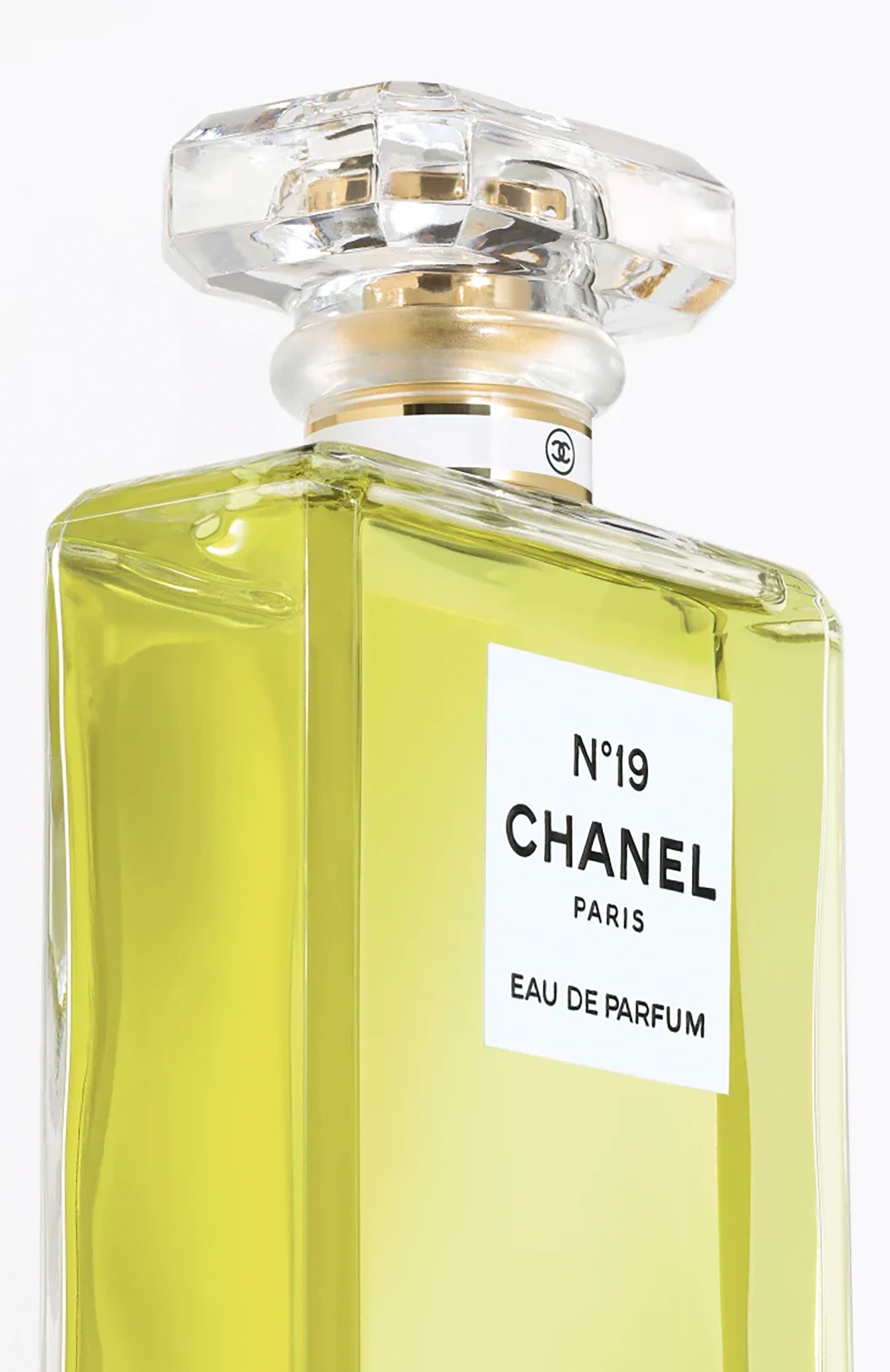 Парфюмерная вода chanel №19 (100ml) CHANEL бесцветного цвета по цене 19200 руб., арт. 0119530, фото 2 Парфюмерная вода chanel №19 (100ml) CHANEL, арт. 0119530, фото 2
