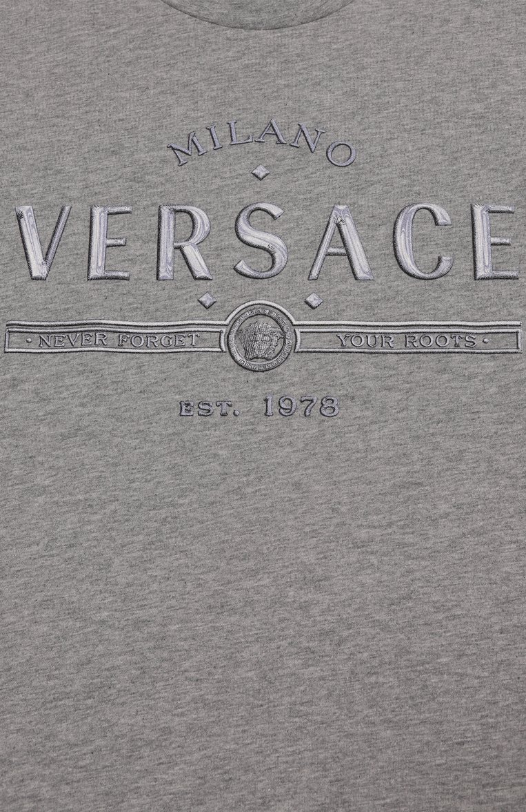 Детская хлопковая футболка VERSACE серого цвета, арт. 1018293/1A13085/8A-14A | Фото 3 (Рукава: Короткие; Материал внешний: Хлопок; Мальчики Кросс-КТ: Футболка-одежда; Автоматизация состава: Проставлено; Автоматизация ТО: Проставлено; Ростовка одежда: 8 лет | 128 см, 10 - 11 лет | 140 - 146см, 12 лет | 152 см, 16 лет | 164 см)