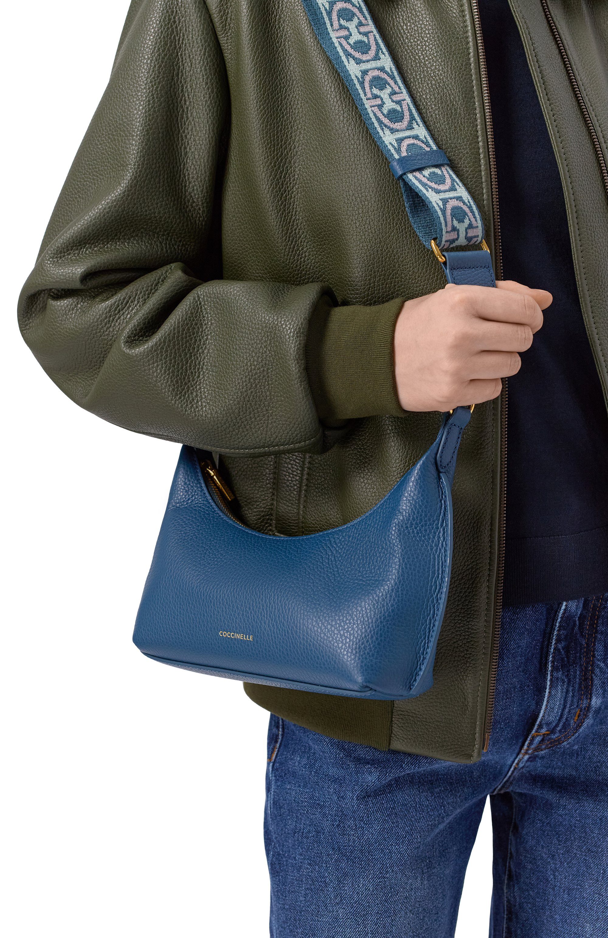 Сумка suri COCCINELLE синего цвета по цене 24150 руб., арт. E5 U8F 55 01 01, фото 2 Сумка suri COCCINELLE, арт. E5 U8F 55 01 01, фото 2