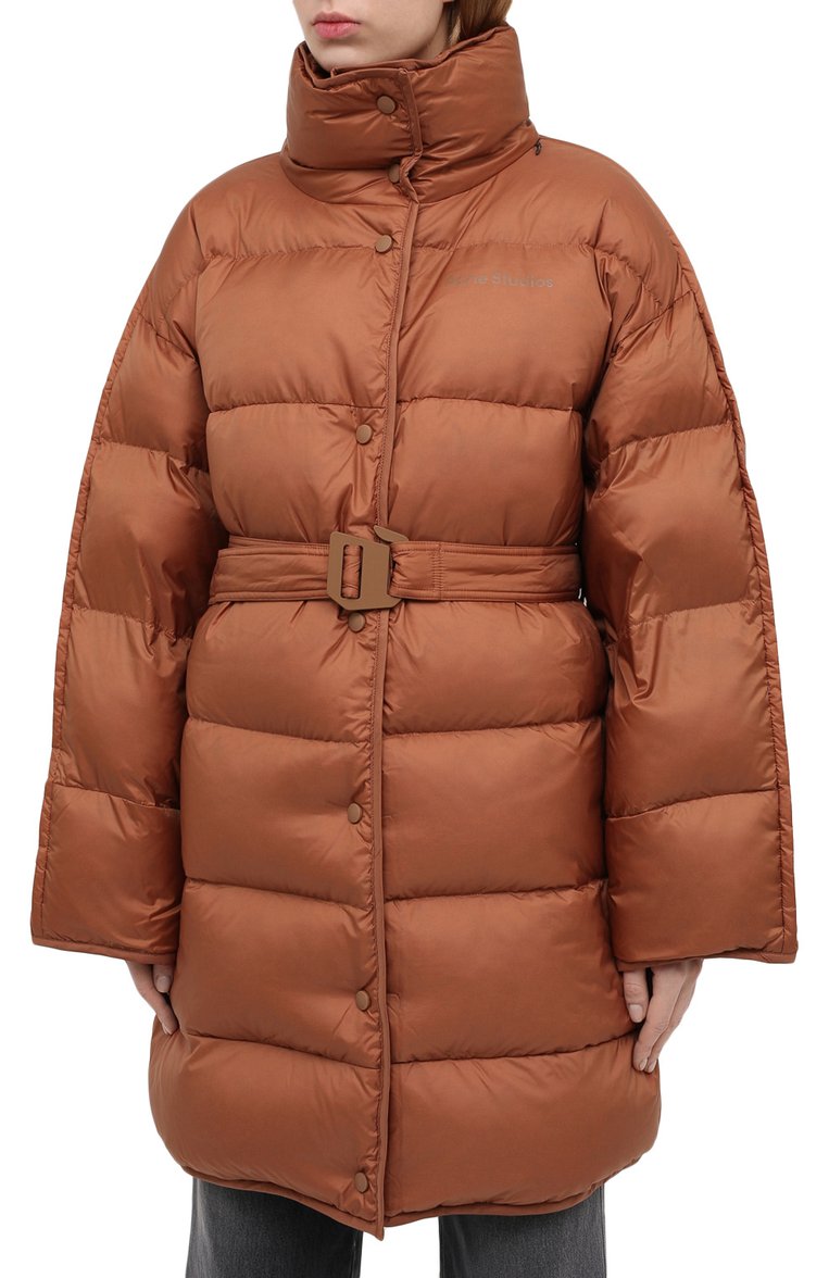 Женский пуховик ACNE STUDIOS коричневого цвета, арт. A90306 | Фото 3 (Материал подклада: Синтетический материал; Рукава: Длинные; Материал внешний: Синтетический материал; Стили: Кэжуэл; Кросс-КТ: Пуховик; Материал утеплителя: Пух и перо; Длина (верхняя одежда): До середины бедра)