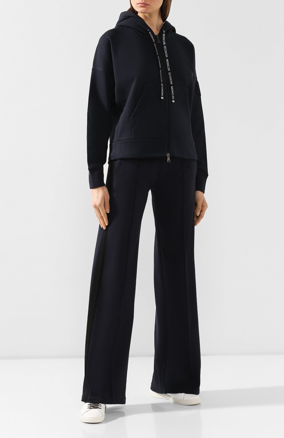Хлопковые брюки MONCLER темно-синего цвета по цене 62750 руб., арт. E2-093-87527-80-V8037, фото 2 Хлопковые брюки MONCLER, арт. E2-093-87527-80-V8037, фото 2