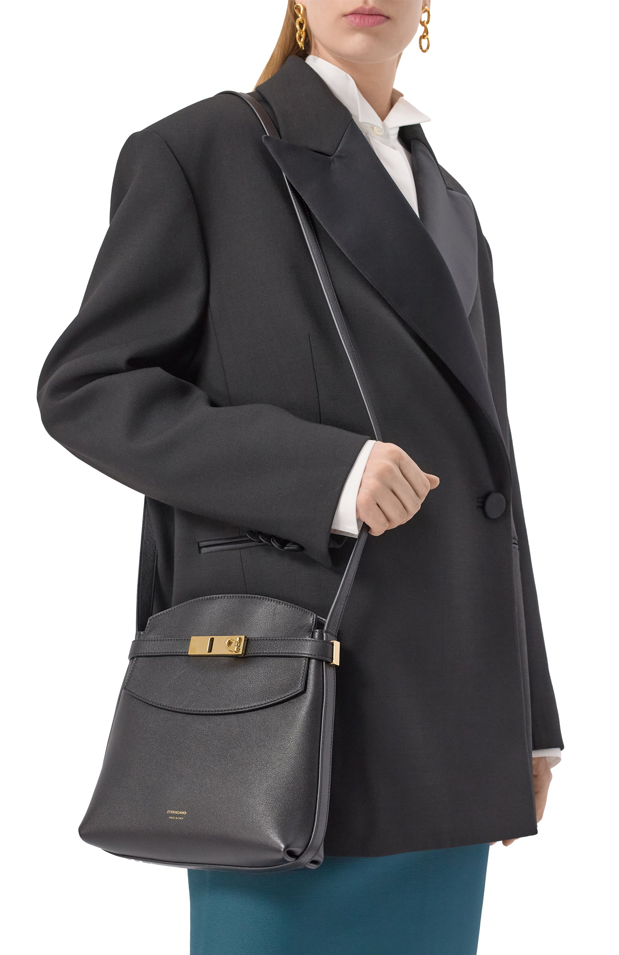 Сумка hug messenger FERRAGAMO черного цвета по цене 232000 руб., арт. 219912/780663, фото 2 Сумка hug messenger FERRAGAMO, арт. 219912/780663, фото 2