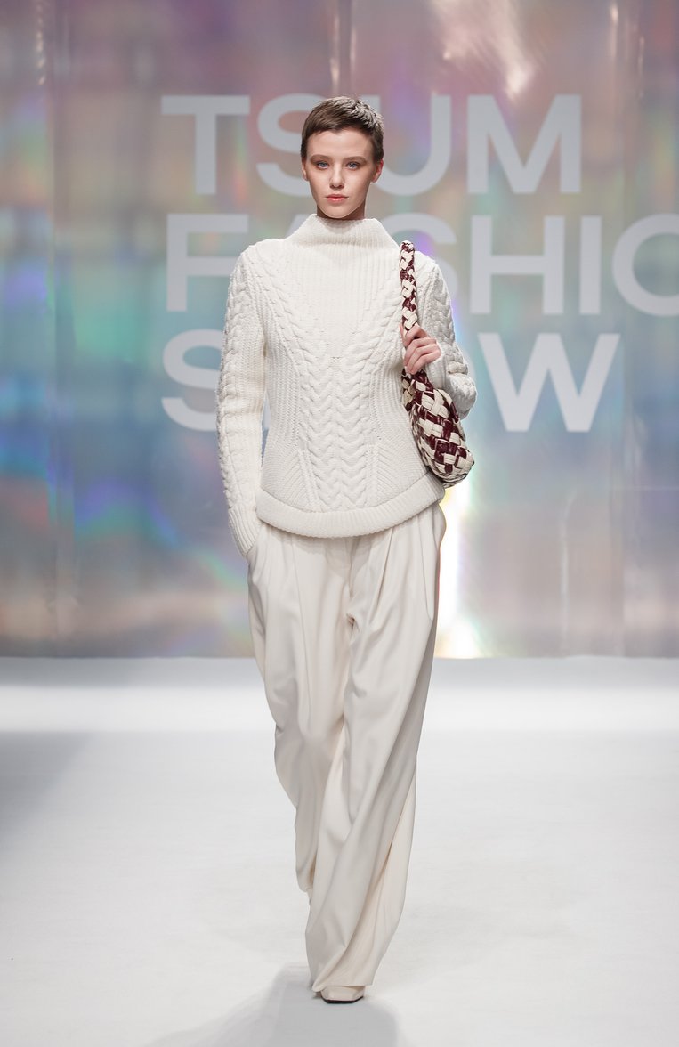 Женские шерстяные брюки NINA RICCI кремового цвета, арт. 25PCPA002/WV0322 | Фото 7 (Драгоценные камни: Проставлено; Материал сплава: Проставлено; Материал внешний: Шерсть; Длина (брюки, джинсы): Стандартные; Стили: Классический; Случай: Формальный; Силуэт Ж (брюки и джинсы): Широкие; Женское Кросс-КТ: Брюки-одежда; Кросс-КТ: костюм)