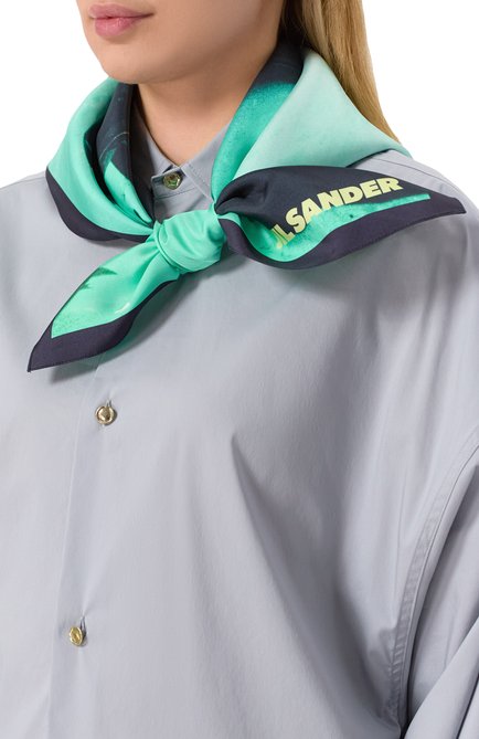 Женский платок из вискозы JIL SANDER бирюзового цвета, арт. J03TF0103/J40085 | Фото 2 (Материал: Текстиль; Материал сплава: Проставлено; Нос: Не проставлено)