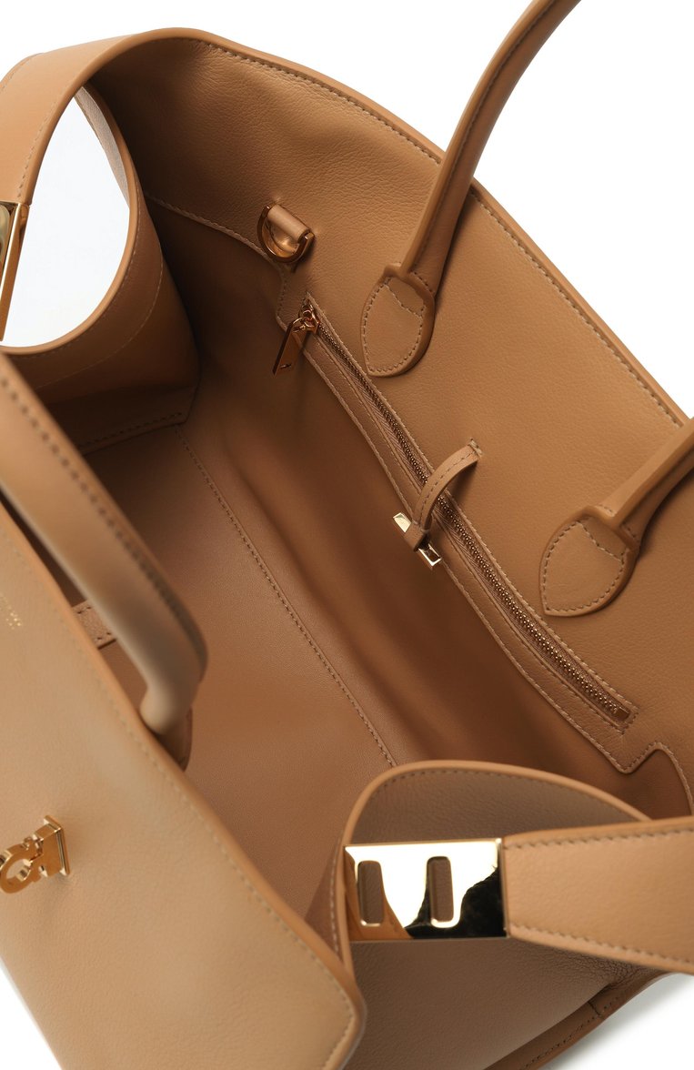 Женская сумка hug medium FERRAGAMO бежевого цвета, арт. 215608/769115 | Фото 5 (Ремень/цепочка: На ремешке; Материал: Натуральная кожа; Размер: medium)