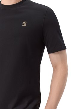Мужская хлопковая футболка BRUNELLO CUCINELLI черного цвета, арт. M0B137444G | Фото 5 (Материал внешний: Хлопок; Длина (для топов): Стандартные; Рукава: Короткие; Принт: Без принта; Стили: Кэжуэл; Мужское Кросс-КТ: Футболка-одежда; Кросс-КТ: Джерси)