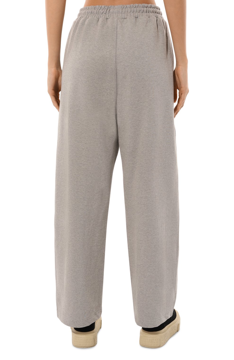 Хлопковые брюки AECA WHITE серого цвета по цене 15820 руб., арт. FWCMFWBDBSLSO005C0, фото 4 Хлопковые брюки AECA WHITE, арт. FWCMFWBDBSLSO005C0, фото 4