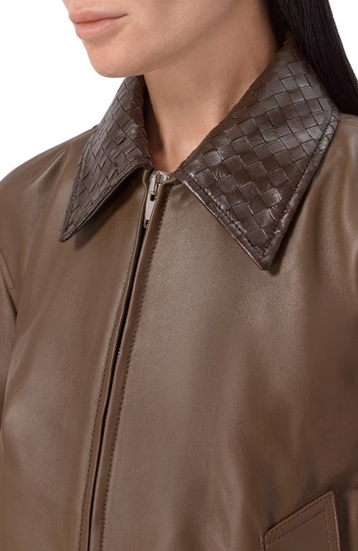Кожаный бомбер BOTTEGA VENETA хаки цвета по цене 955500 руб., арт. 874736/V61D0, фото 5 Кожаный бомбер BOTTEGA VENETA, арт. 874736/V61D0, фото 5