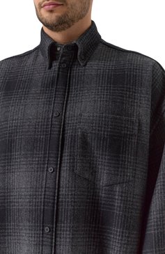 Мужская шерстяная рубашка BALENCIAGA темно-серого цвета, арт. 725377/TRU17 | Фото 5 (Рукава: Длинные; Длина (для топов): Удлиненные; Материал внешний: Шерсть; Драгоценные камни: Проставлено; Материал сплава: Проставлено; Манжеты: На пуговицах; Случай: Повседневный; Воротник: Button down; Принт: Клетка; Стили: Гранж)