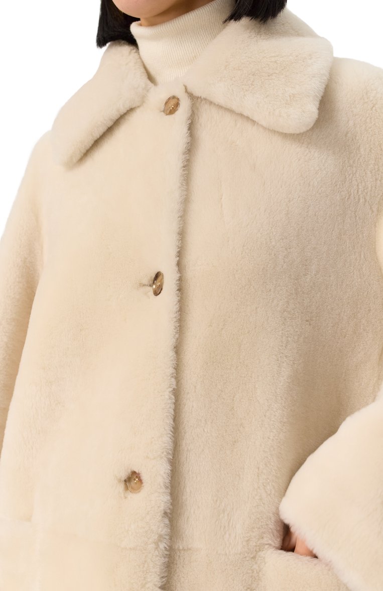 Женская двусторонняя дубленка из овчины KITON кремового цвета, арт. D58671K0546F02 | Фото 5 (Длина (верхняя одежда): Длинные; Рукава: Длинные; Материал внешний: Натуральный мех; Кросс-КТ: Куртка; Стили: Кэжуэл)