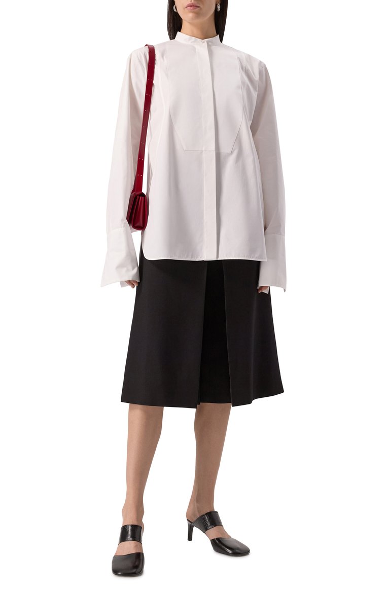 Женская хлопковая рубашка JIL SANDER белого цвета, арт. J01DL0145-J45002 | Фото 2 (Длина (для топов): Удлиненные; Драгоценные камни: Проставлено; Материал сплава: Проставлено; Рукава: Длинные; Женское Кросс-КТ: Рубашка-одежда; Стили: Минимализм; Принт: Без принта; Материал внешний: Хлопок)