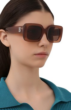 Женские солнцезащитные очки BURBERRY коричневого цвета, арт. 4327-317373 | Фото 2 (Региональные ограничения белый список (Axapta Mercury): Не проставлено, RU; Нос: Не проставлено; Материал: Пластик; Тип очков: С/з; Оптика Гендер: оптика-женское; Очки форма: Прямоугольные)
