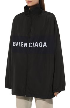 Женская ветровка BALENCIAGA черного цвета, арт. 725302/TP006 | Фото 3 (Драгоценные камни: Проставлено; Рукава: Длинные; Материал подклада: Синтетический материал; Материал сплава: Проставлено; Материал внешний: Синтетический материал; Длина (верхняя одежда): До середины бедра; Стили: Кэжуэл; Кросс-КТ: Куртка, Ветровка)