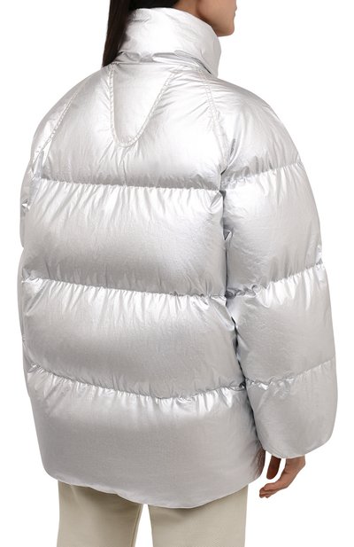 Пуховик paquita 2 moncler 1952 MONCLER GENIUS серебряного цвета по цене 176500 руб., арт. G2-094-1A000-11-M1227, фото 4 Пуховик paquita 2 moncler 1952 MONCLER GENIUS, арт. G2-094-1A000-11-M1227, фото 4
