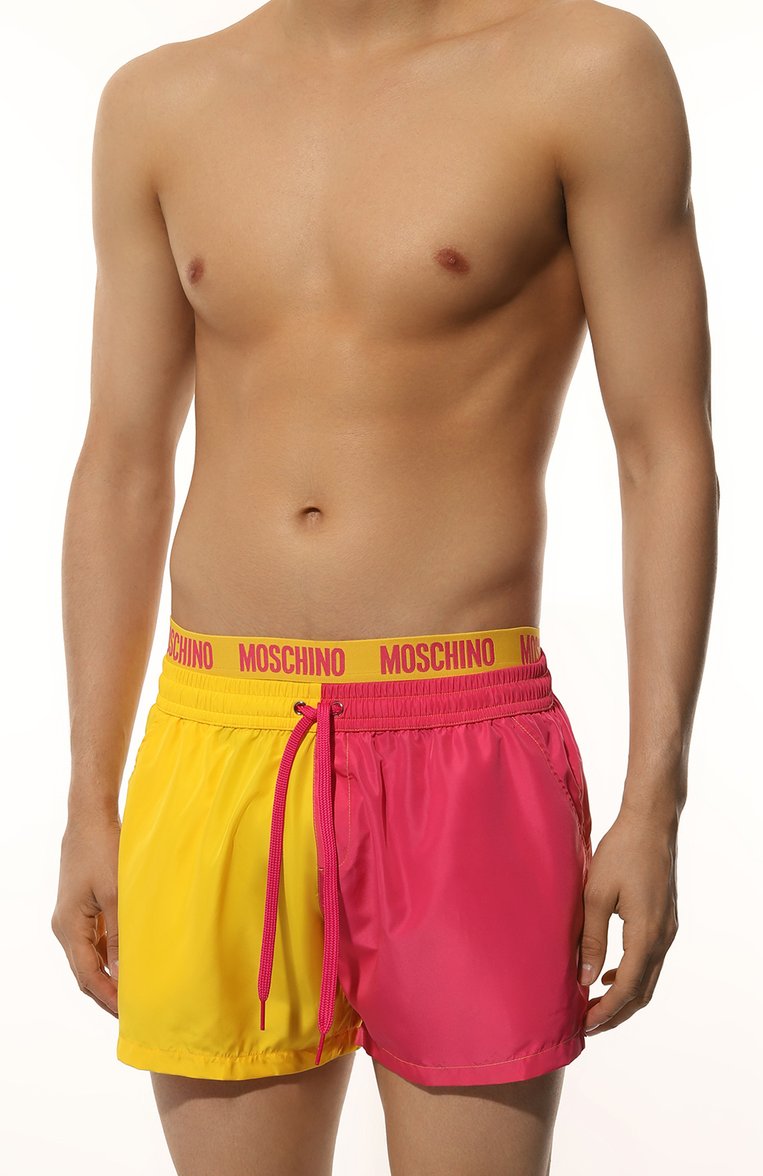 Мужские плавки-шорты MOSCHINO разноцветного цвета, арт. A4220/9301 | Фото 2 (Материал внешний: Синтетический материал; Нос: Не проставлено; Принт: С принтом; Мужское Кросс-КТ: плавки-шорты)