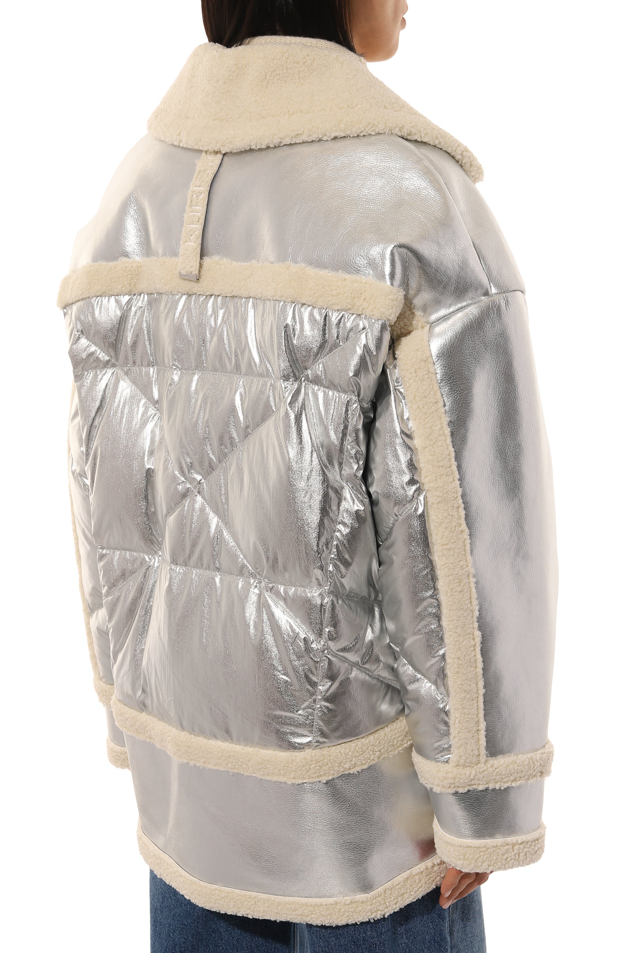 Пуховик KHRISJOY серебряного цвета по цене 282500 руб., арт. KWF24R0655/SHNY01, фото 4 Пуховик KHRISJOY, арт. KWF24R0655/SHNY01, фото 4