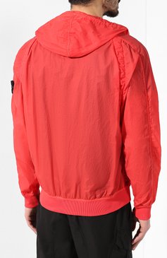 Мужской бомбер STONE ISLAND кораллового цвета, арт. 701541931 | Фото 4 (Кросс-КТ: Куртка, бомбер; Материал внутренний: Не назначено; Принт: Без принта; Рукава: Короткие; Материал внешний: Синтетический материал; Материал сплава: Проставлено; Мужское Кросс-КТ: Верхняя одежда; Драгоценные камни: Проставлено; Длина (верхняя одежда): Короткие; Стили: Кэжуэл)