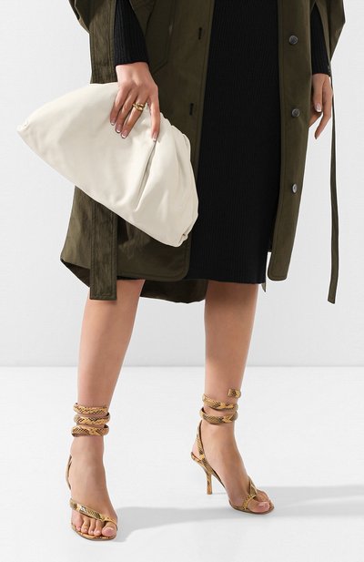 Клатч pouch BOTTEGA VENETA белого цвета по цене 259500 руб., арт. 576227/VCP40, фото 2 Клатч pouch BOTTEGA VENETA, арт. 576227/VCP40, фото 2